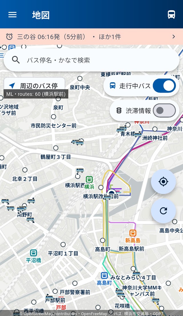 地図画面。横浜駅からみなとみらい周辺の地図に、走行中の横浜市営バスが車体の塗装つきで並んでいる。