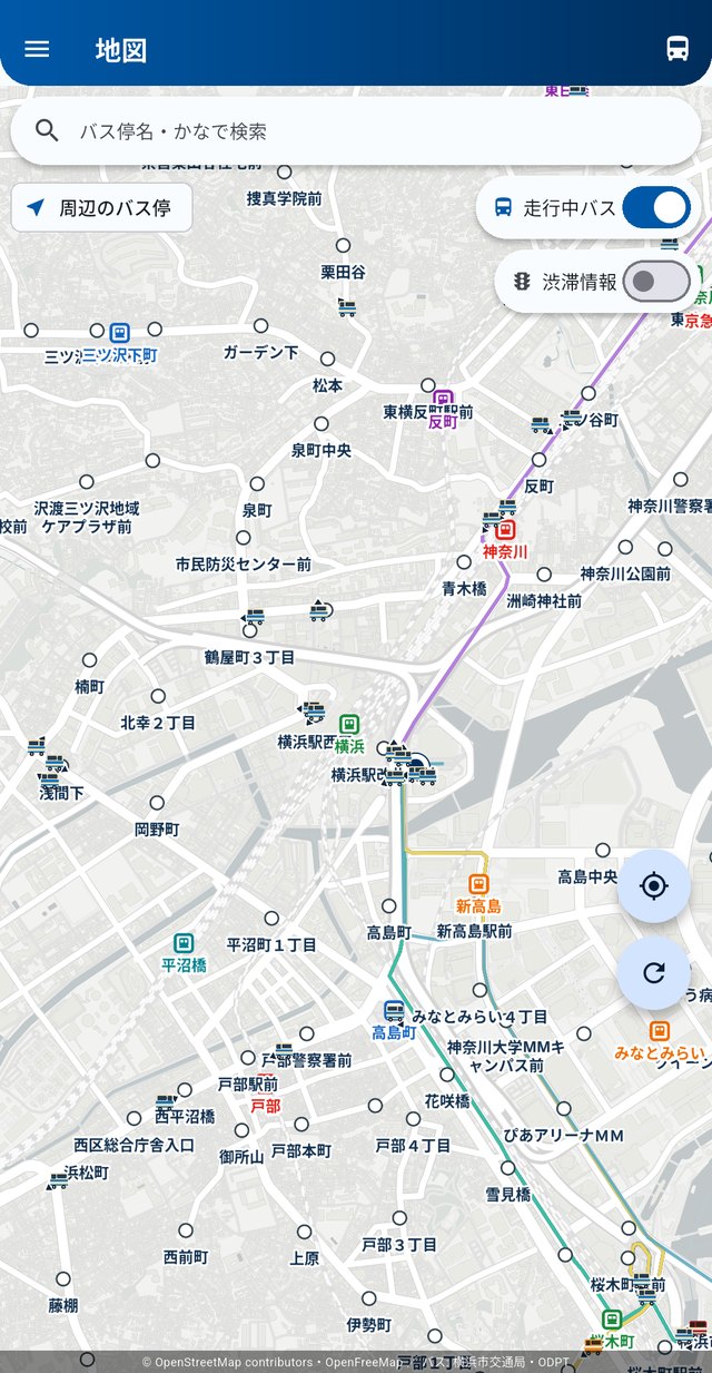横浜駅からみなとみらい周辺の地図に、走行中のバスとバス停が表示されています。
